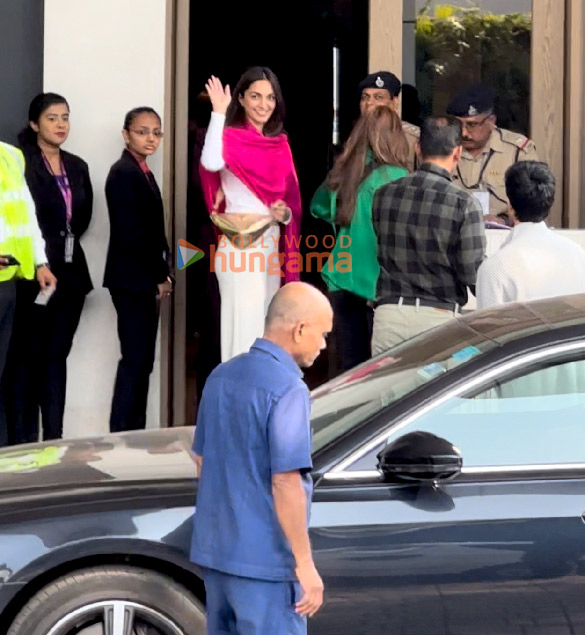 Photos: Kiara Advani and Manish Malhotra arrive at Jaisalmer airport Photos: Kiara Advani and Manish Malhotra arrive at Jaisalmer airport