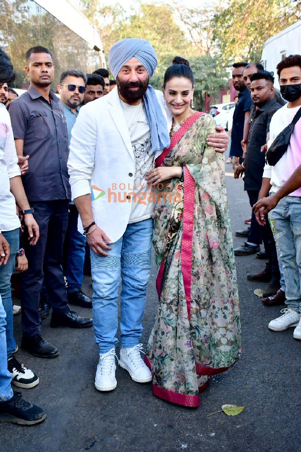Photos: Sunny Deol and Ameesha Patel snapped promoting Gadar 2 on the sets of Bigg Boss 16 Photos: Sunny Deol and Ameesha Patel snapped promoting Gadar 2 on the sets of Bigg Boss 16