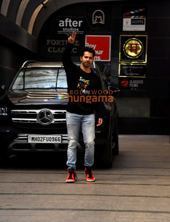 Photos: Varun Dhawan spotted in Khar Photos: Varun Dhawan spotted in Khar
