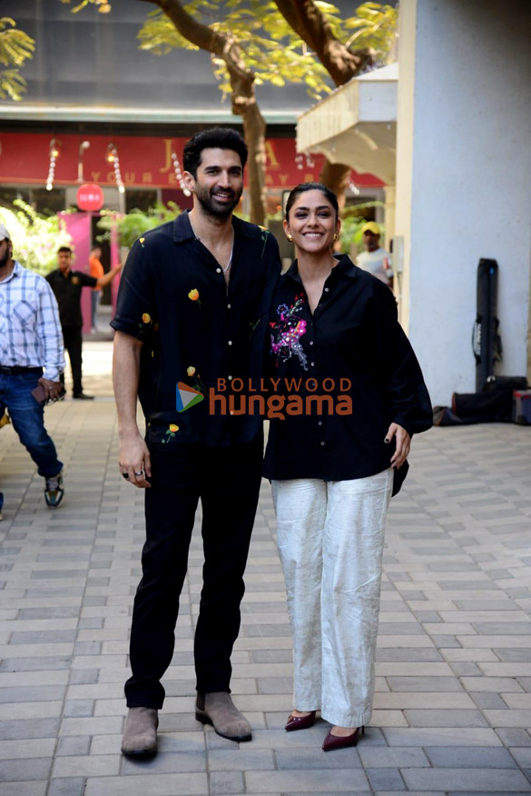 Photos: Aditya Roy Kapur and Mrunal Thakur snapped at the promotions of their film Gumraah in T-Series office Photos: Aditya Roy Kapur and Mrunal Thakur snapped at the promotions of their film Gumraah in T-Series office