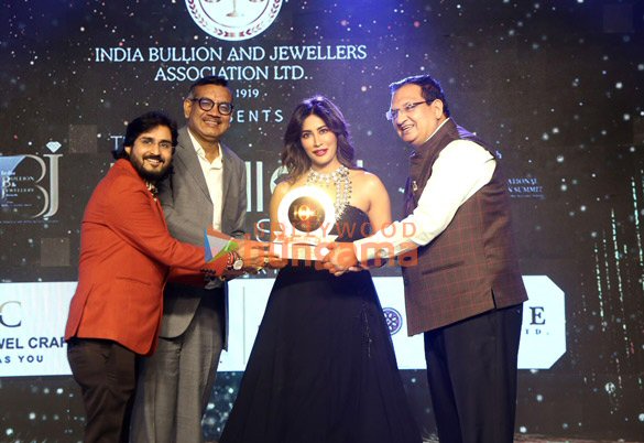 Photos: Chitrangda Singh turns showstopper for the Grand Finale of IBJA Fashion Show Photos: Chitrangda Singh turns showstopper for the Grand Finale of IBJA Fashion Show