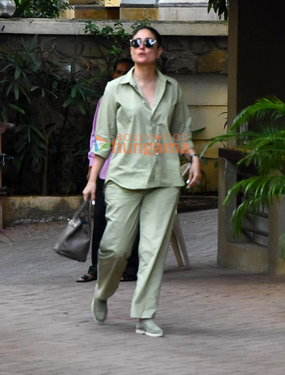 Photos: Kareena Kapoor Khan snapped in Bandra Photos: Kareena Kapoor Khan snapped in Bandra