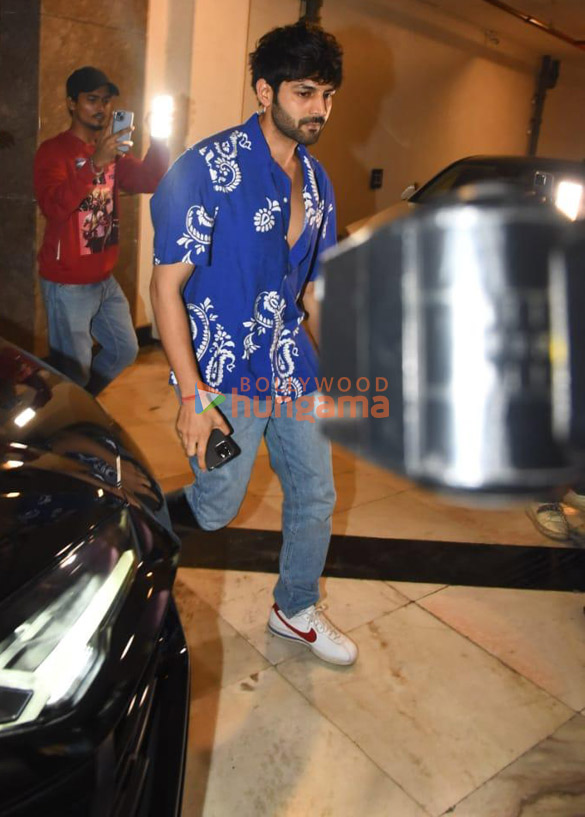 Photos: Kartik Aaryan and Kriti Sanon snapped at Manish Malhotra’s house in Bandra Photos: Kartik Aaryan and Kriti Sanon snapped at Manish Malhotra’s house in Bandra