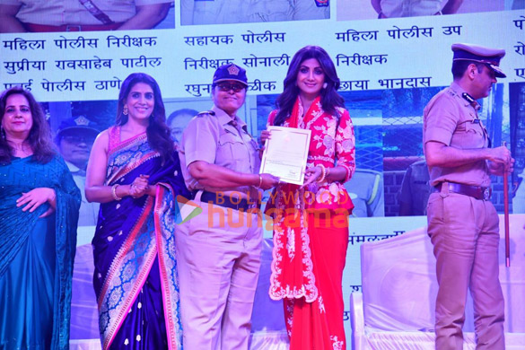 Photos: Shilpa Shetty and Sonali Kulkarni snapped with the Nirbhaya Squad Women Officers on Women’s Day Photos: Shilpa Shetty and Sonali Kulkarni snapped with the Nirbhaya Squad Women Officers on Women’s Day