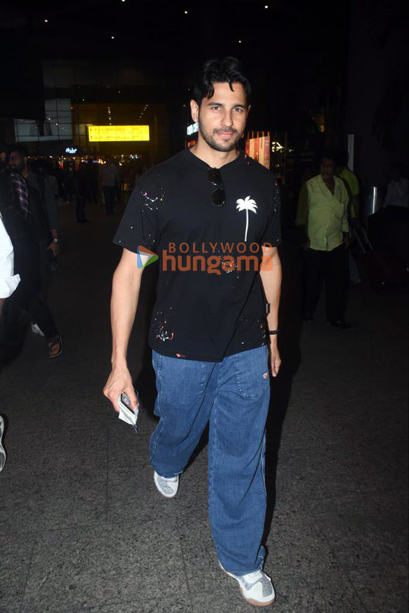 Photos: Sidharth Malhotra, Kriti Sanon, Vidya Balan and others snapped at the airport Photos: Sidharth Malhotra, Kriti Sanon, Vidya Balan and others snapped at the airport