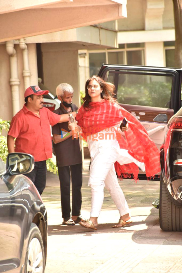 Photos: Kajol snapped in Bandra Photos: Kajol snapped in Bandra