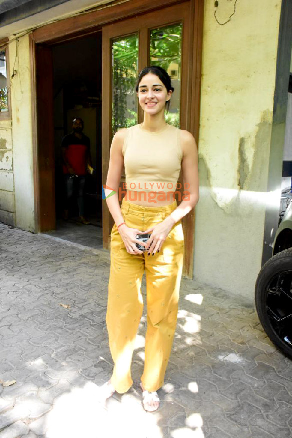 Photos: Ananya Panday snapped outside a dubbing studio in Bandra Photos: Ananya Panday snapped outside a dubbing studio in Bandra