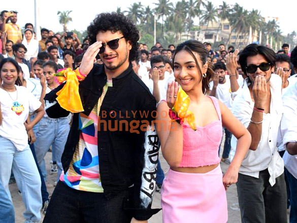 Photos: Namashi Chakraborty and Amrin Qureshi perform a live Flash Mob at Juhu Beach in Mumbai