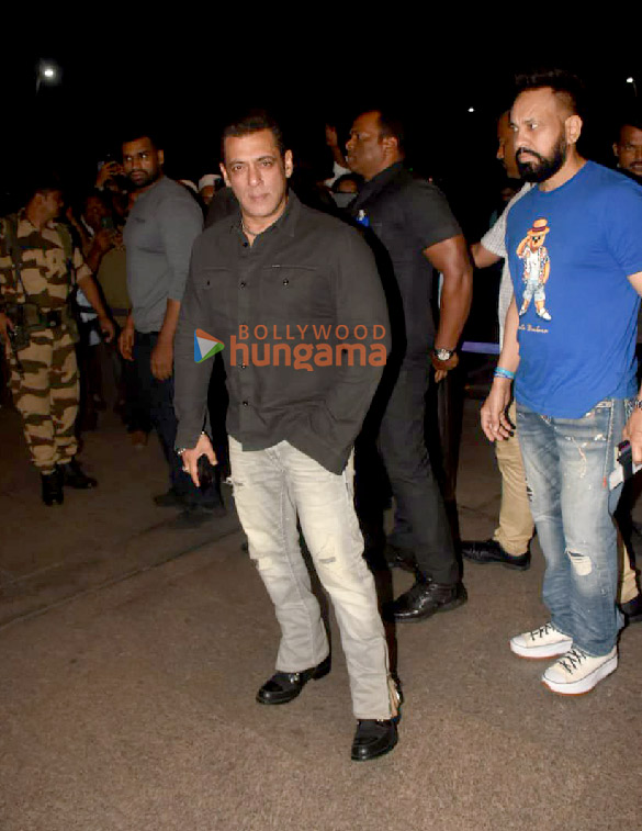 Photos: Salman Khan, Aishwarya Rai Bachchan, Aaradhya Bachchan and Ranveer Singh snapped at the airport Photos: Salman Khan, Aishwarya Rai Bachchan, Aaradhya Bachchan and Ranveer Singh snapped at the airport