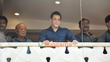 Photos: Salman Khan and Salim Khan greet fans on occasion of Eid 2023