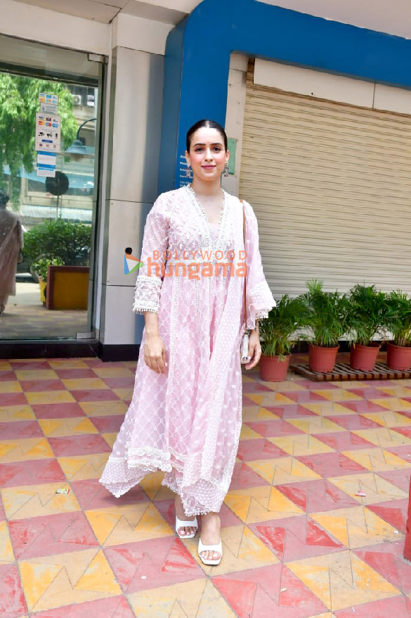 Photos: Sanya Malhotra snapped in Juhu Photos: Sanya Malhotra snapped in Juhu