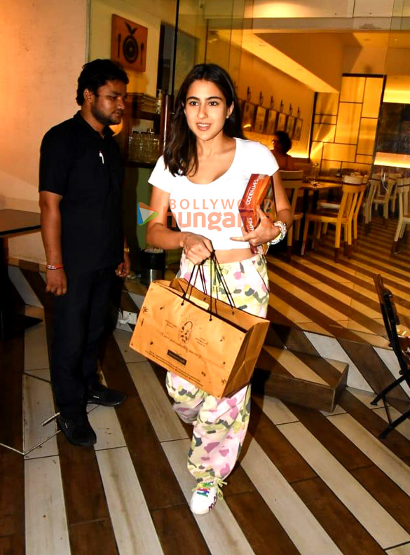 Photos: Sara Ali Khan snapped at Farmers’ Cafe in Bandra Photos: Sara Ali Khan snapped at Farmers’ Cafe in Bandra