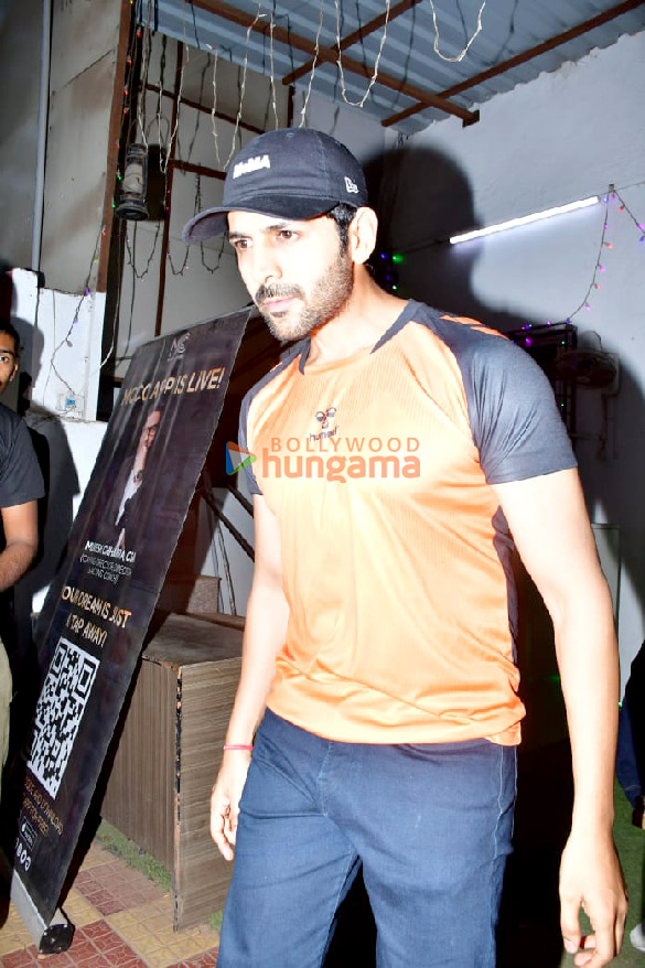 Photos: Kartik Aaryan, Karan Mehta and Vijay Varma snapped at Mukesh Chhabra’s office in Versova Photos: Kartik Aaryan, Karan Mehta and Vijay Varma snapped at Mukesh Chhabra’s office in Versova