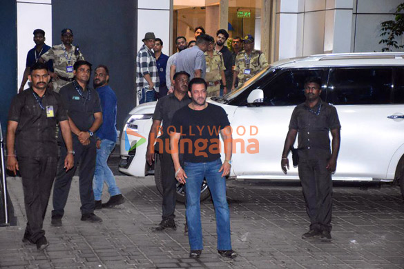 Photos: Salman Khan and Maniesh Paul snapped at the Kalina airport