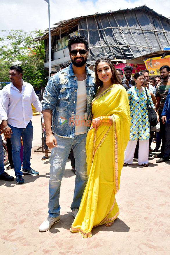 Photos: Vicky Kaushal and Sara Ali Khan snapped promoting Zara Hatke Zara Bach Ke at Juhu beach Photos: Vicky Kaushal and Sara Ali Khan snapped promoting Zara Hatke Zara Bach Ke at Juhu beach