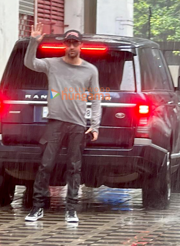 Photos: Ranbir Kapoor snapped at T-Series office in Andheri Photos: Ranbir Kapoor snapped at T-Series office in Andheri