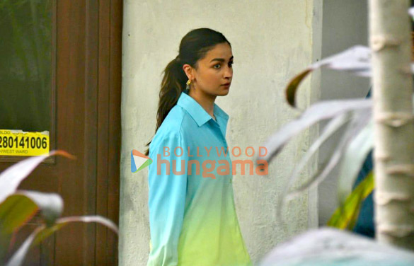 Photos: Alia Bhatt arrives at a dubbing studio Photos: Alia Bhatt arrives at a dubbing studio