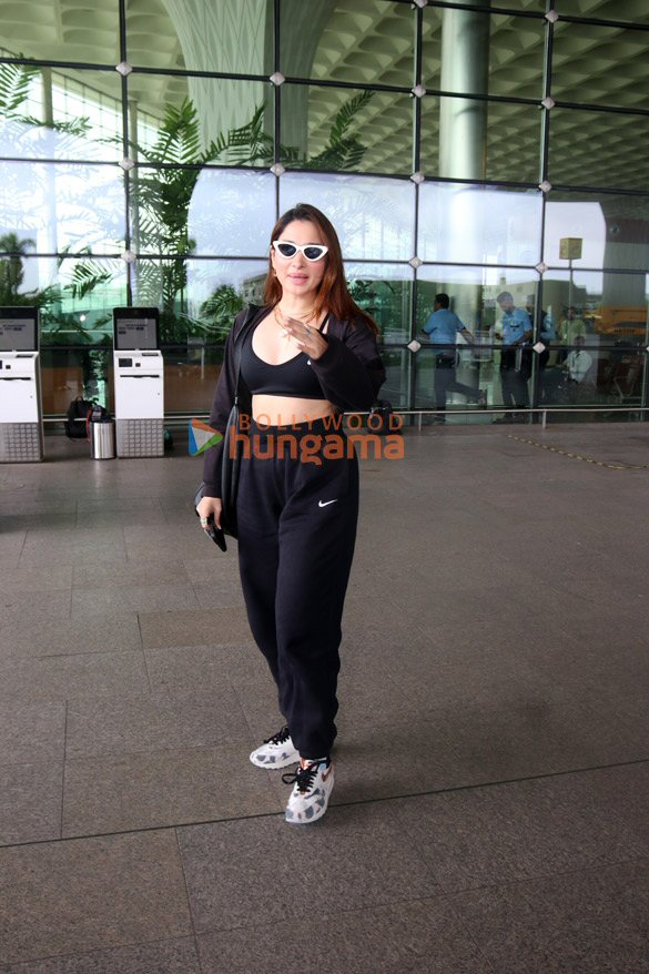 Photos: Deepika Padukone, John Abraham, Sharvari Wagh and others snapped at the airport Photos: Deepika Padukone, John Abraham, Sharvari Wagh and others snapped at the airport