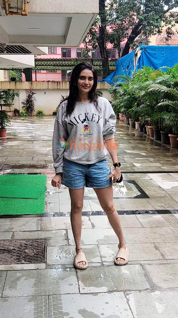 Photos: Karishma Tanna and Neetu Singh snapped in Bandra Photos: Karishma Tanna and Neetu Singh snapped in Bandra