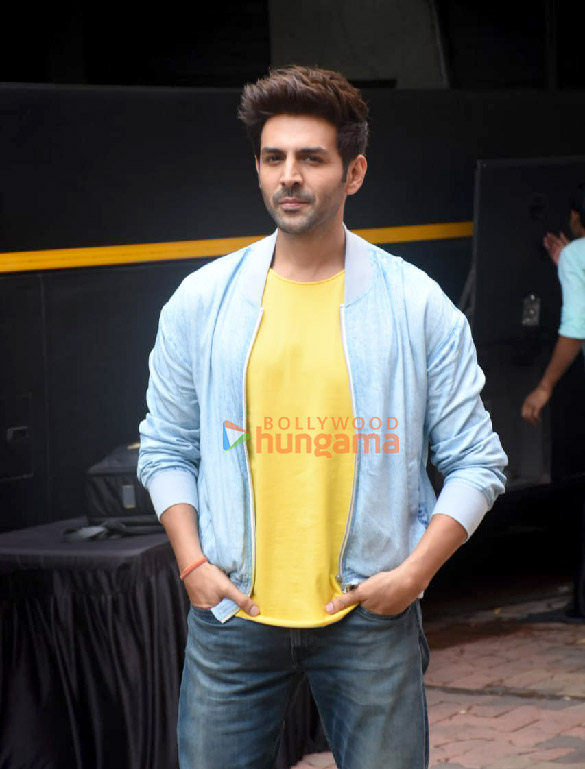 Photos: Kartik Aaryan snapped at a shoot location Photos: Kartik Aaryan snapped at a shoot location