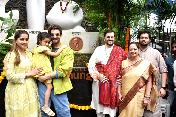 Photos: Legendary singer Mukesh’s family pay tribute to him on his 100th birth anniversary Photos: Legendary singer Mukesh’s family pay tribute to him on his 100th birth anniversary