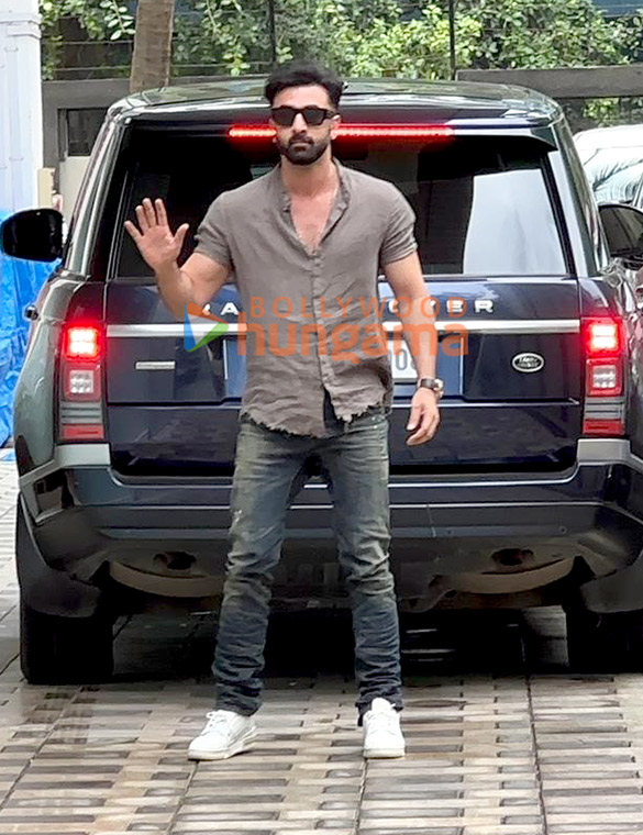 Photos: Ranbir Kapoor snapped at T-Series office in Andheri Photos: Ranbir Kapoor snapped at T-Series office in Andheri
