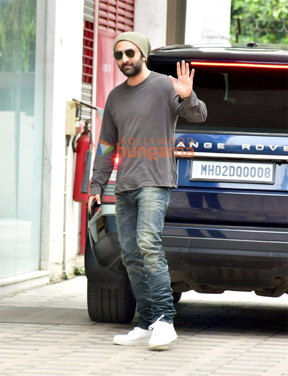 Photos: Ranbir Kapoor snapped at T-Series office in Andheri Photos: Ranbir Kapoor snapped at T-Series office in Andheri
