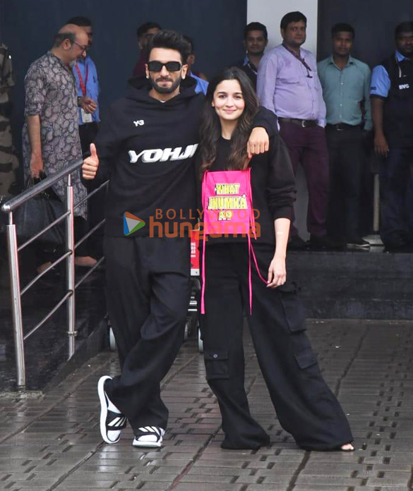 Photos: Ranveer Singh and Alia Bhatt return to Mumbai after promoting Rocky Aur Rani Kii Prem Kahaani in Jaipur and Chandigarh Photos: Ranveer Singh and Alia Bhatt return to Mumbai after promoting Rocky Aur Rani Kii Prem Kahaani in Jaipur and Chandigarh