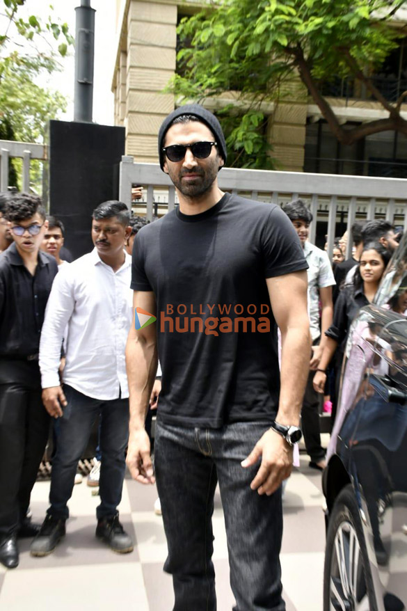 Photos: Aditya Roy Kapur launches Mithibai College Fest in Mumbai Photos: Aditya Roy Kapur launches Mithibai College Fest in Mumbai