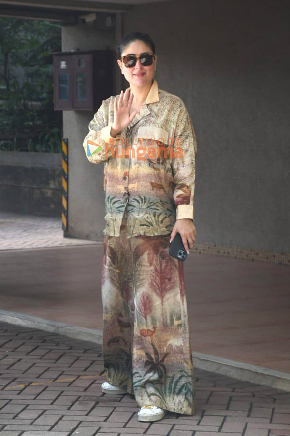 Photos: Kareena Kapoor Khan snapped in Bandra Photos: Kareena Kapoor Khan snapped in Bandra