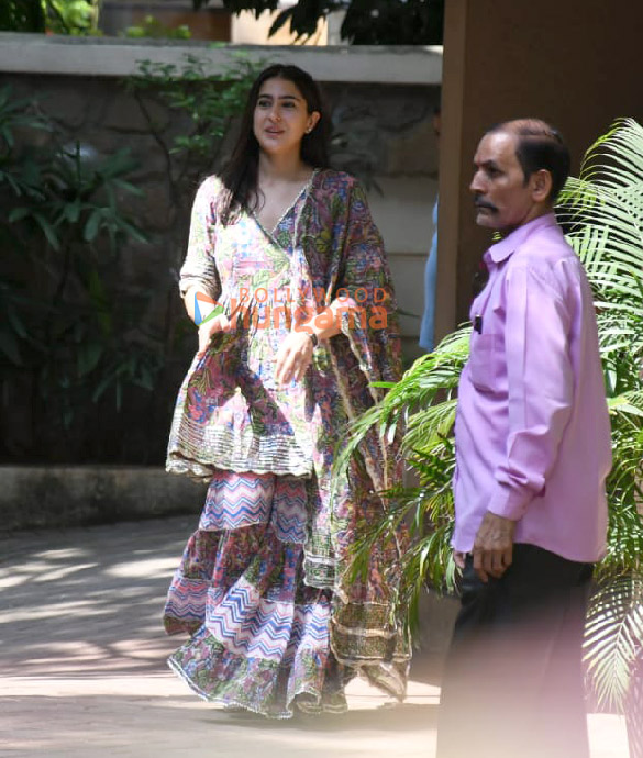 Photos: Sara Ali Khan spotted at Saif Ali Khan’s house in Bandra Photos: Sara Ali Khan spotted at Saif Ali Khan’s house in Bandra