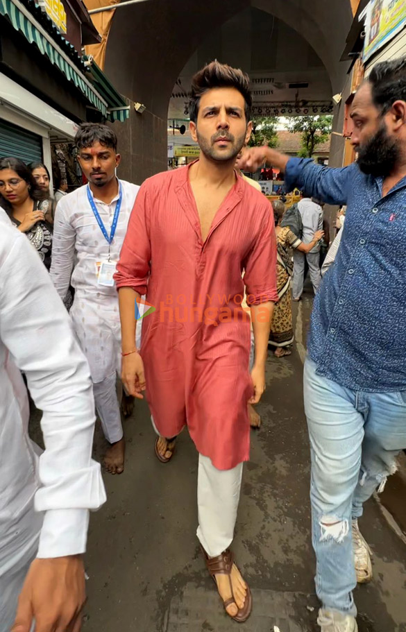 Photos: Kartik Aaryan visits Lalbaugcha Raja to seek Lord Ganesha’s blessings Photos: Kartik Aaryan visits Lalbaugcha Raja to seek Lord Ganesha’s blessings