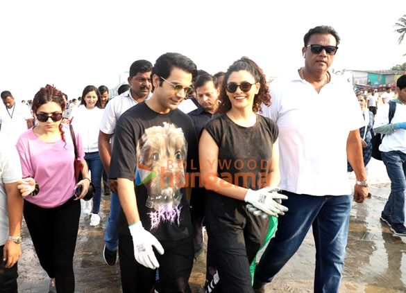 Photos: Rajkummar Rao and Saiyami Kher snapped participating in the Beach Clean-up drive in Juhu Photos: Rajkummar Rao and Saiyami Kher snapped participating in the Beach Clean-up drive in Juhu