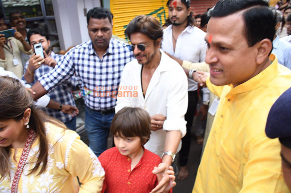 Photos: Shah Rukh Khan snapped at Lalbaugcha Raja Photos: Shah Rukh Khan snapped at Lalbaugcha Raja