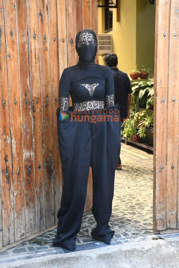 Photos: Uorfi Javed snapped outside Sol Productions Pvt Ltd office in Khar Photos: Uorfi Javed snapped outside Sol Productions Pvt Ltd office in Khar