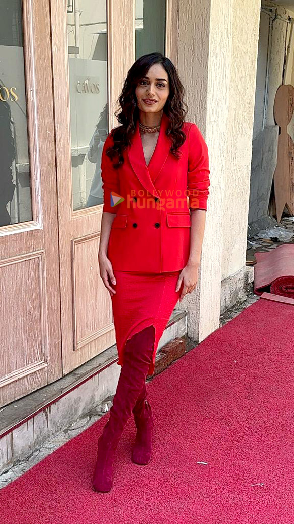 Photos: Manushi Chhillar snapped at Los Cavos restaurant Photos: Manushi Chhillar snapped at Los Cavos restaurant
