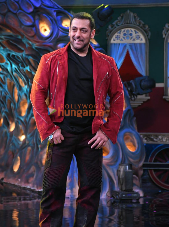 Photos: Salman Khan brings his Dabangg energy to the vaar stage of COLORS’ Bigg Boss! Photos: Salman Khan brings his Dabangg energy to the vaar stage of COLORS’ Bigg Boss!