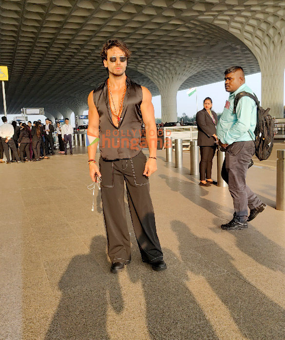 Photos: Tiger Shroff, Kriti Sanon and Janhvi Kapoor snapped at the airport Photos: Tiger Shroff, Kriti Sanon and Janhvi Kapoor snapped at the airport