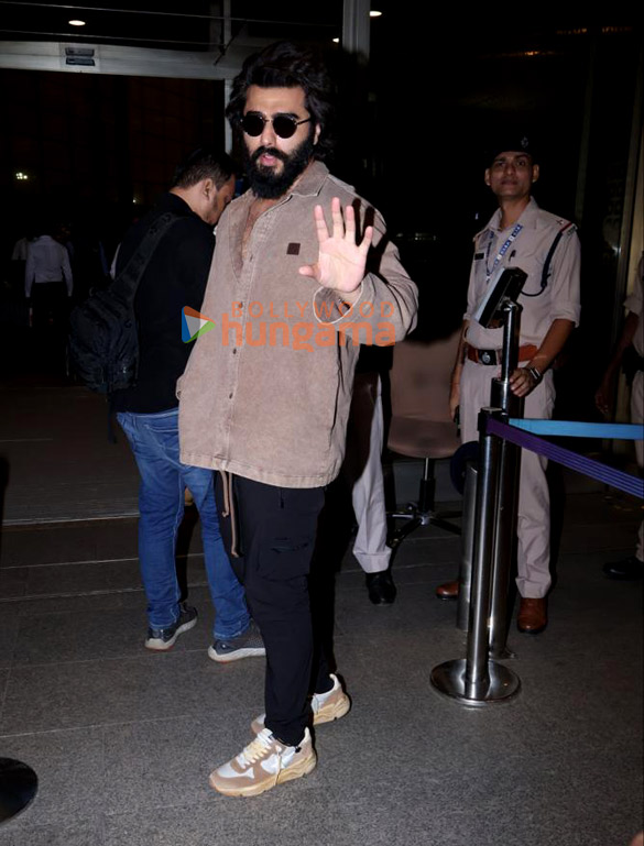 Photos: Arjun Kapoor, Vicky Kaushal and others snapped at the airport Photos: Arjun Kapoor, Vicky Kaushal and others snapped at the airport