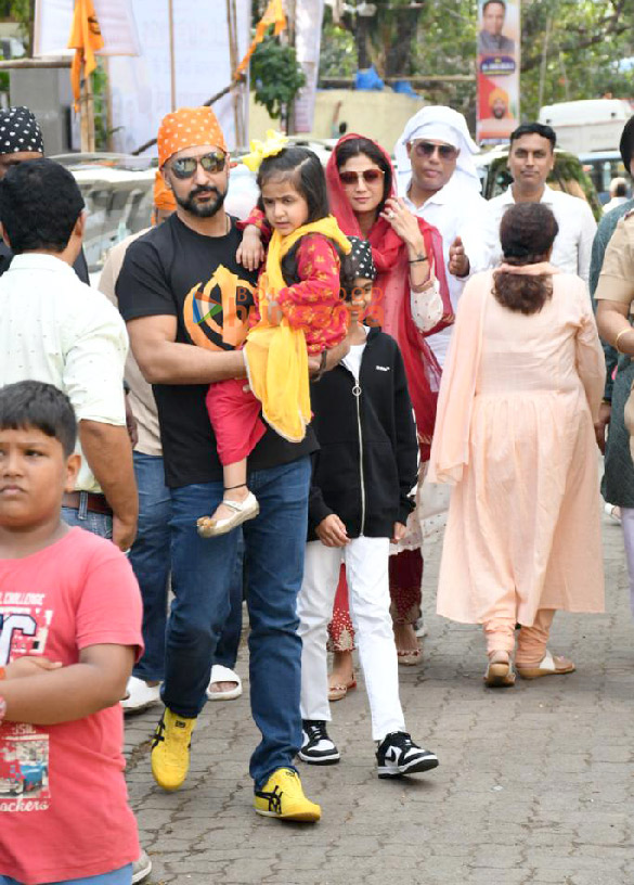 Photos: Shilpa Shetty, Raj Kundra and their kids snapped at a Gurudwara on Guru Purab Photos: Shilpa Shetty, Raj Kundra and their kids snapped at a Gurudwara on Guru Purab