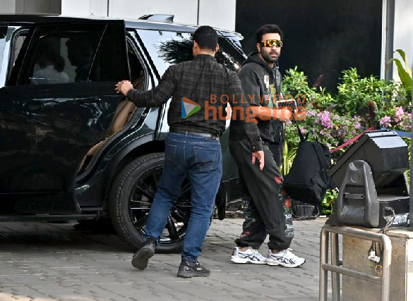 Photos: Ranbir Kapoor and Alia Bhatt snapped at Kalina airport Photos: Ranbir Kapoor and Alia Bhatt snapped at Kalina airport