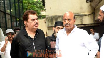 Photos: Raza Murad, Johny Lever, Avtar Gill, Sudesh Bhosale and others snapped at Junior Mehmood’s residence