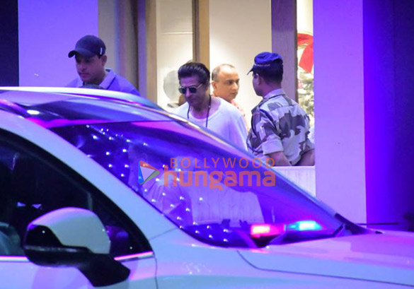 Photos: Shah Rukh Khan snapped at Kalina airport Photos: Shah Rukh Khan snapped at Kalina airport