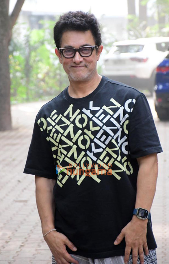 Photos: Aamir Khan snapped outside his residence in Bandra Photos: Aamir Khan snapped outside his residence in Bandra