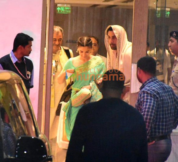 Photos: Alia Bhatt, Ranbir Kapoor, Katrina Kaif, Vicky Kaushal and others snapped at Kalina airport Photos: Alia Bhatt, Ranbir Kapoor, Katrina Kaif, Vicky Kaushal and others snapped at Kalina airport
