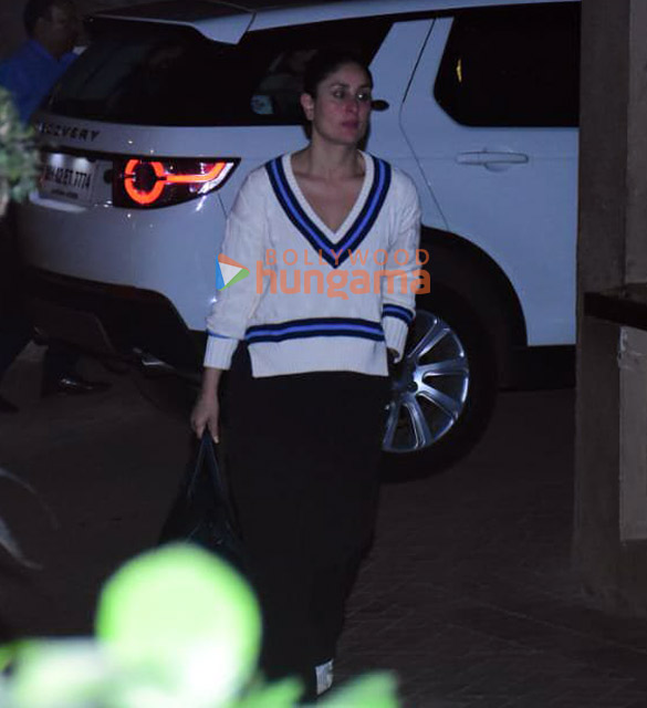 Photos: Kareena Kapoor Khan and Karisma Kapoor snapped in Bandra Photos: Kareena Kapoor Khan and Karisma Kapoor snapped in Bandra