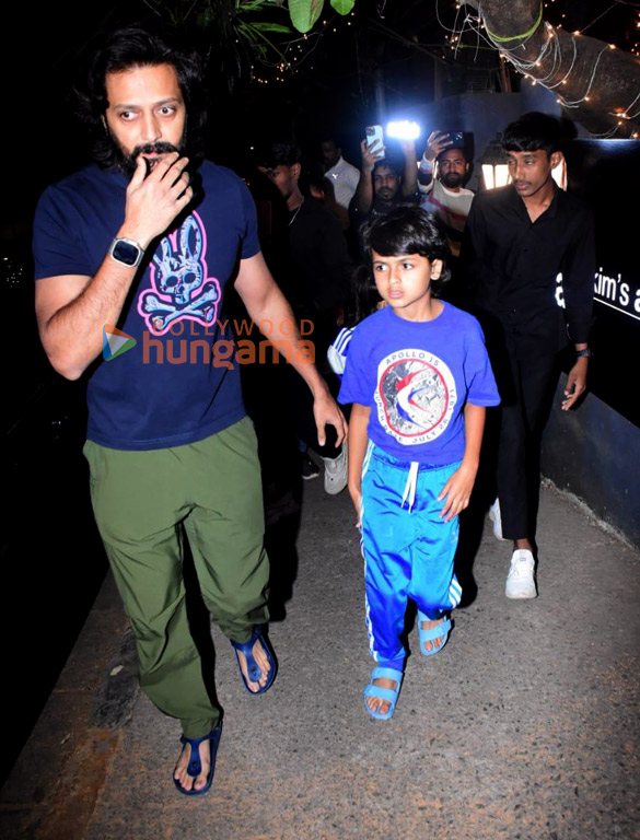 Photos: Riteish Deshmukh snapped at Hakim’s Aalim salon in Bandra Photos: Riteish Deshmukh snapped at Hakim’s Aalim salon in Bandra