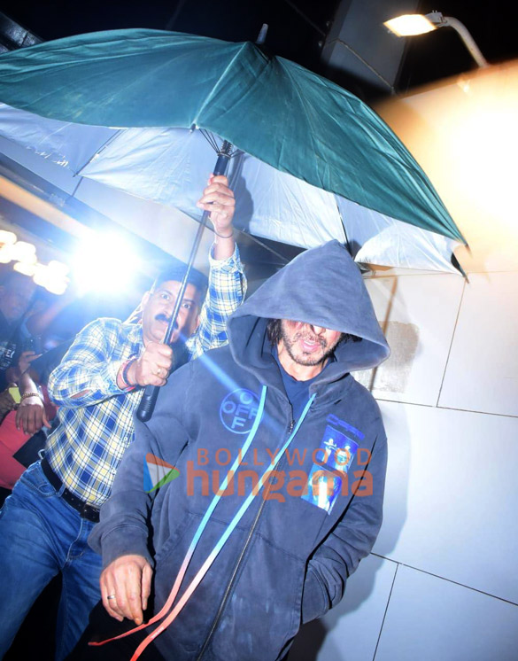 Photos: Shah Rukh Khan snapped in Bandra Photos: Shah Rukh Khan snapped in Bandra