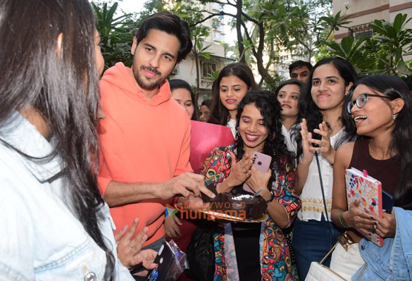 Photos: Sidharth Malhotra snapped celebrating birthday with fans in Bandra Photos: Sidharth Malhotra snapped celebrating birthday with fans in Bandra