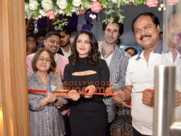 Photos: Sunny Leone snapped at the launch of Naturals’ Beauty Academy Borivali outlet